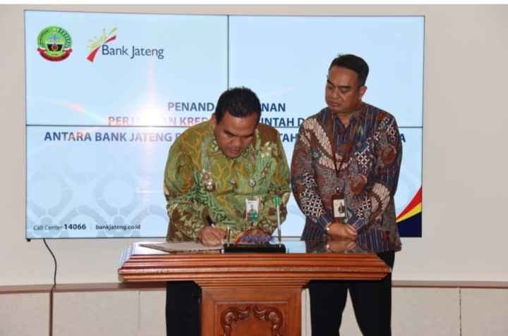 Bupati Blora Arief Rohman saat mendatangi kesepakatan pinjaman dengan Direktur Utama Bank Jateng, Irianto Harko.