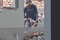 OTK saat membobol tembok rumah milik Edy.