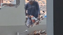 OTK saat membobol tembok rumah milik Edy.