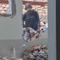 OTK saat membobol tembok rumah milik Edy.