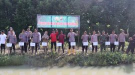 Polres Demak saat melakukan penanaman pohon mangrove di Pantai Glagah Wangi, Desa Tambakbulusan, Kecamatan Karangtengah, Kabupaten Demak.