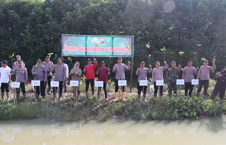Polres Demak saat melakukan penanaman pohon mangrove di Pantai Glagah Wangi, Desa Tambakbulusan, Kecamatan Karangtengah, Kabupaten Demak.