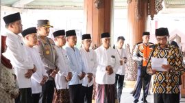 Kapolres Jepara, AKBP Erick Budi Santoso, saat menghadiri pelepasan calon jemaah haji.