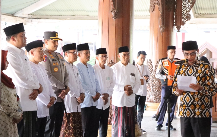 Kapolres Jepara, AKBP Erick Budi Santoso, saat menghadiri pelepasan calon jemaah haji.