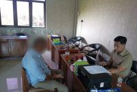 Pelaku pemukulan saat diperiksa polisi.