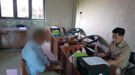 Pelaku pemukulan saat diperiksa polisi.