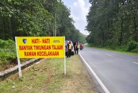 Satlantas Polres Blora, saat pasang banner imbauan untuk pengguna jalan.
