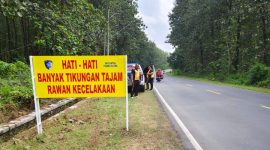 Satlantas Polres Blora, saat pasang banner imbauan untuk pengguna jalan.