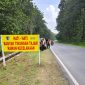 Satlantas Polres Blora, saat pasang banner imbauan untuk pengguna jalan.