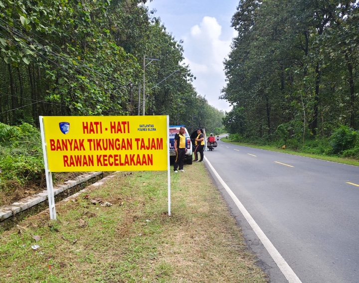 Satlantas Polres Blora, saat pasang banner imbauan untuk pengguna jalan.
