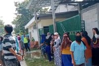 Foto: Warga saat gerudug kandang ayam dan rumah milik Warto Londo. Nampak polisi mengawasi.