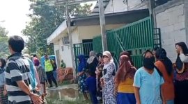Foto: Warga saat gerudug kandang ayam dan rumah milik Warto Londo. Nampak polisi mengawasi.
