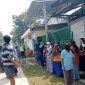 Foto: Warga saat gerudug kandang ayam dan rumah milik Warto Londo. Nampak polisi mengawasi.