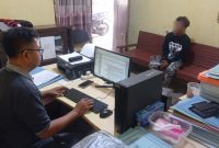 Pelaku perusakan rumah, saat diperiksa polisi.