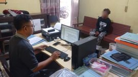 Pelaku perusakan rumah, saat diperiksa polisi.