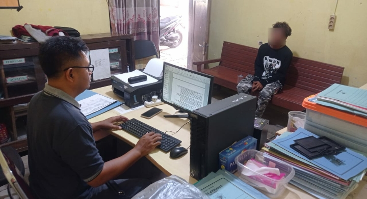 Pelaku perusakan rumah, saat diperiksa polisi.
