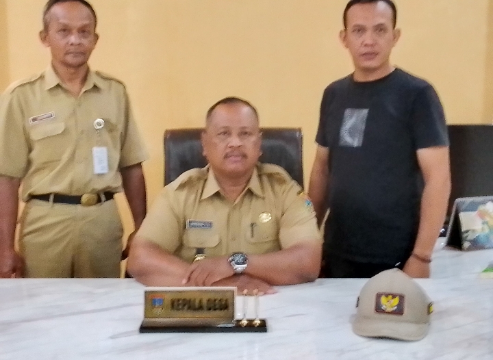 Kades Kajar, Bambang Totok Subiyanto, saat menanggapi kericuhan warga terkait pembangunan air bawah tanah.