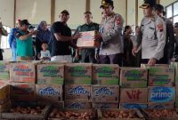 Warga terdampak banjir, saat terima bantuan sembako dari Polres Demak