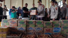 Warga terdampak banjir, saat terima bantuan sembako dari Polres Demak
