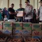 Warga terdampak banjir, saat terima bantuan sembako dari Polres Demak