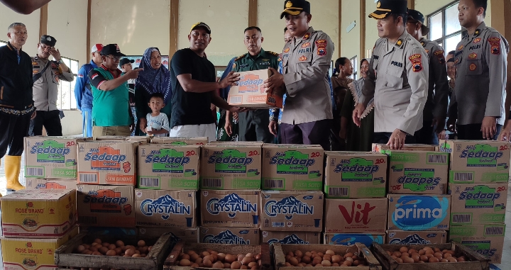 Warga terdampak banjir, saat terima bantuan sembako dari Polres Demak