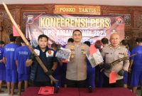Para pelaku penggelapan nampak dihadirkan dalam konferensi pers ungkap kasus.
