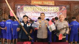 Para pelaku penggelapan nampak dihadirkan dalam konferensi pers ungkap kasus.