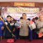 Para pelaku penggelapan nampak dihadirkan dalam konferensi pers ungkap kasus.