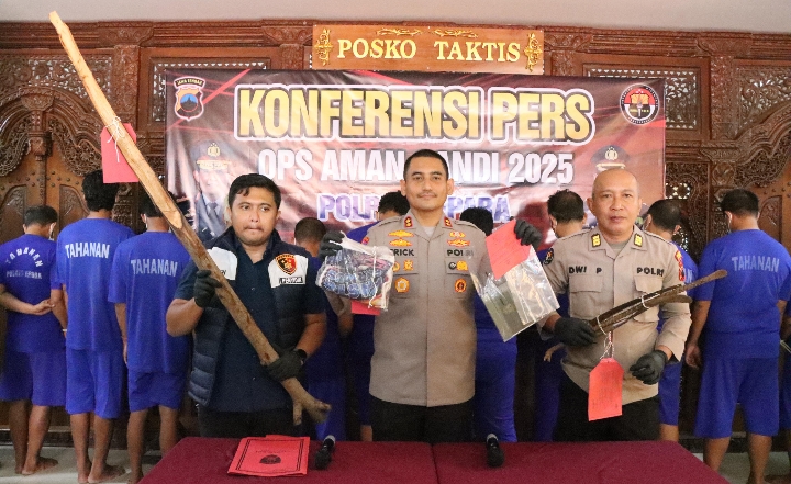 Para pelaku penggelapan nampak dihadirkan dalam konferensi pers ungkap kasus.