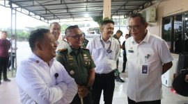 Dandim Pati Letkol Inf Jon Young Saragi, saat mendampingi Kantor Staf Presiden (KSP) dan Badan Gizi Nasional (BGN) di Pabrik PT Kelola Laut Nusantara, Jalan Raya Pati–Juwana KM 5,3, Desa Widorokandang, Kecamatan Pati, Kabupaten Pati.