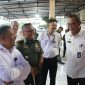 Dandim Pati Letkol Inf Jon Young Saragi, saat mendampingi Kantor Staf Presiden (KSP) dan Badan Gizi Nasional (BGN) di Pabrik PT Kelola Laut Nusantara, Jalan Raya Pati–Juwana KM 5,3, Desa Widorokandang, Kecamatan Pati, Kabupaten Pati.