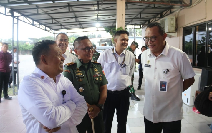 Dandim Pati Letkol Inf Jon Young Saragi, saat mendampingi Kantor Staf Presiden (KSP) dan Badan Gizi Nasional (BGN) di Pabrik PT Kelola Laut Nusantara, Jalan Raya Pati–Juwana KM 5,3, Desa Widorokandang, Kecamatan Pati, Kabupaten Pati.