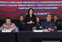 Direktur Tindak Pidana Umum Bareskrim Polri, Brigjen Pol. Djuhandhani Rahardjo Puro, saat mengumumkan ijazah Presiden RI ke 7 Jokowidodo .