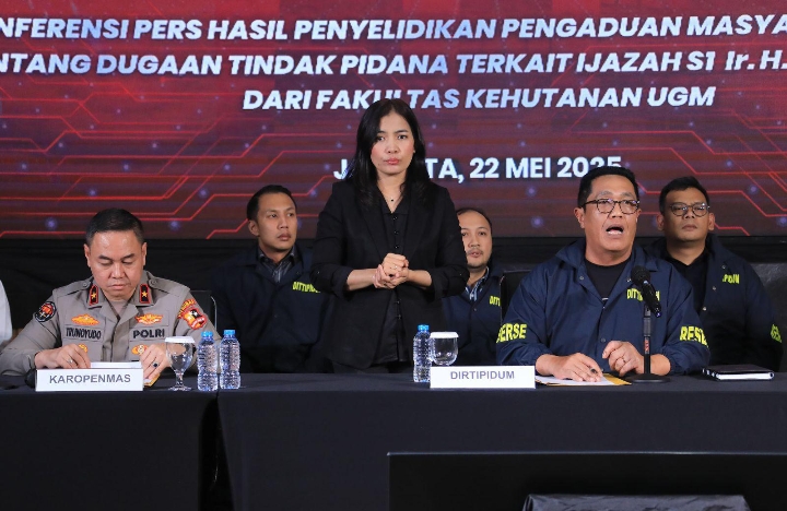 Direktur Tindak Pidana Umum Bareskrim Polri, Brigjen Pol. Djuhandhani Rahardjo Puro, saat mengumumkan ijazah Presiden RI ke 7 Jokowidodo .
