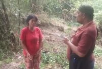 Foto: Sutarmi (kiri) menangis saat memberikan keterangan kepada Portaljatengnews.com terkait terancamnya rumah miliknya runtuh akibat tanah longsor. 