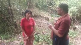 Foto: Sutarmi (kiri) menangis saat memberikan keterangan kepada Portaljatengnews.com terkait terancamnya rumah miliknya runtuh akibat tanah longsor. 