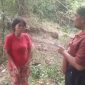 Foto: Sutarmi (kiri) menangis saat memberikan keterangan kepada Portaljatengnews.com terkait terancamnya rumah miliknya runtuh akibat tanah longsor. 