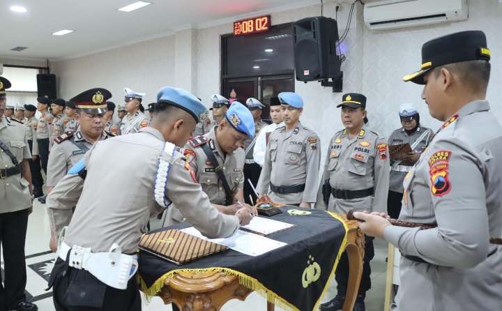 Kapolres Jepara AKBP Erick Budi Santoso, saat pimpin upacara Sertijab sejumlah Pju dan Kapolsek.