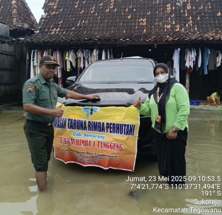 Yayasan Tunas Rimba Perhutani bersama KPH Semarang, saat menyalurkan bantuan sembako dan pakaian layak pakai di desa Sukorejo Kec. Tegowanu Kab. Grobogan.
