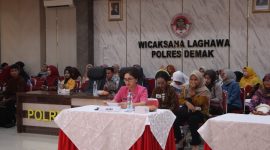 Ketua Bhayangkari Cabang Demak Ny. Victoria Ari, saat memberikan pandangan dalam acara 