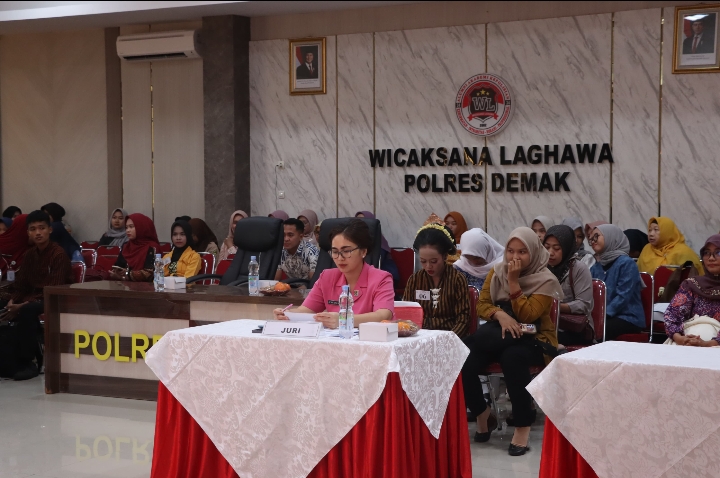 Ketua Bhayangkari Cabang Demak Ny. Victoria Ari, saat memberikan pandangan dalam acara 