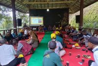 LMDH Binaan KPH Purwodadi, saat melakukan kegiatan studi tiru ke obyek wisata Curug Pletuk di Desa Pesangkalan, Kecamatan Pagedongan, Kabupaten Banjarnegara.
