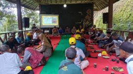 LMDH Binaan KPH Purwodadi, saat melakukan kegiatan studi tiru ke obyek wisata Curug Pletuk di Desa Pesangkalan, Kecamatan Pagedongan, Kabupaten Banjarnegara.