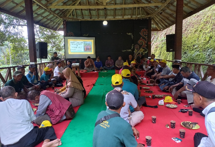 LMDH Binaan KPH Purwodadi, saat melakukan kegiatan studi tiru ke obyek wisata Curug Pletuk di Desa Pesangkalan, Kecamatan Pagedongan, Kabupaten Banjarnegara.