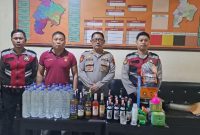 Polres Demak saat mengamankan puluhan botol miras, usai razia.