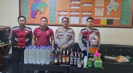 Polres Demak saat mengamankan puluhan botol miras, usai razia.
