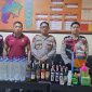 Polres Demak saat mengamankan puluhan botol miras, usai razia.