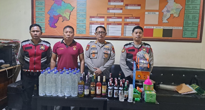 Polres Demak saat mengamankan puluhan botol miras, usai razia.