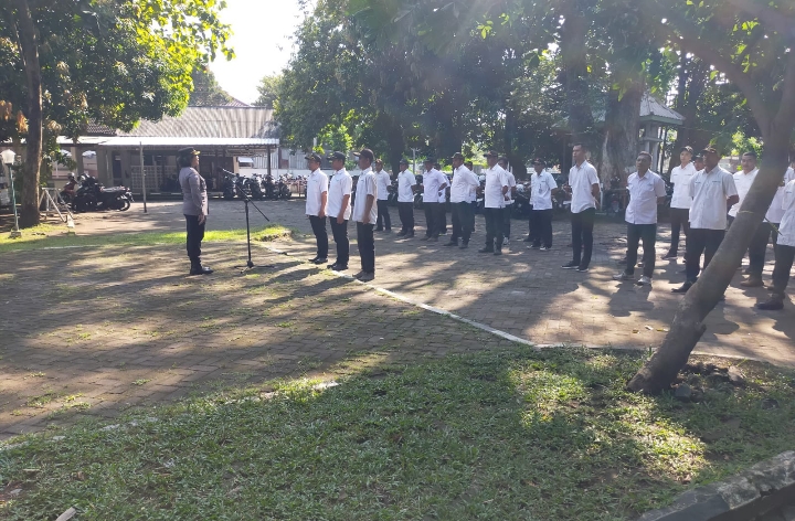 Mandor tanam milenial KPH Semarang saat apel dalam rangka menerima pembinaan motivasi. 