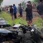 Motor korban nampak remuk, sementara warga berkumpul di lokasi kejadian.